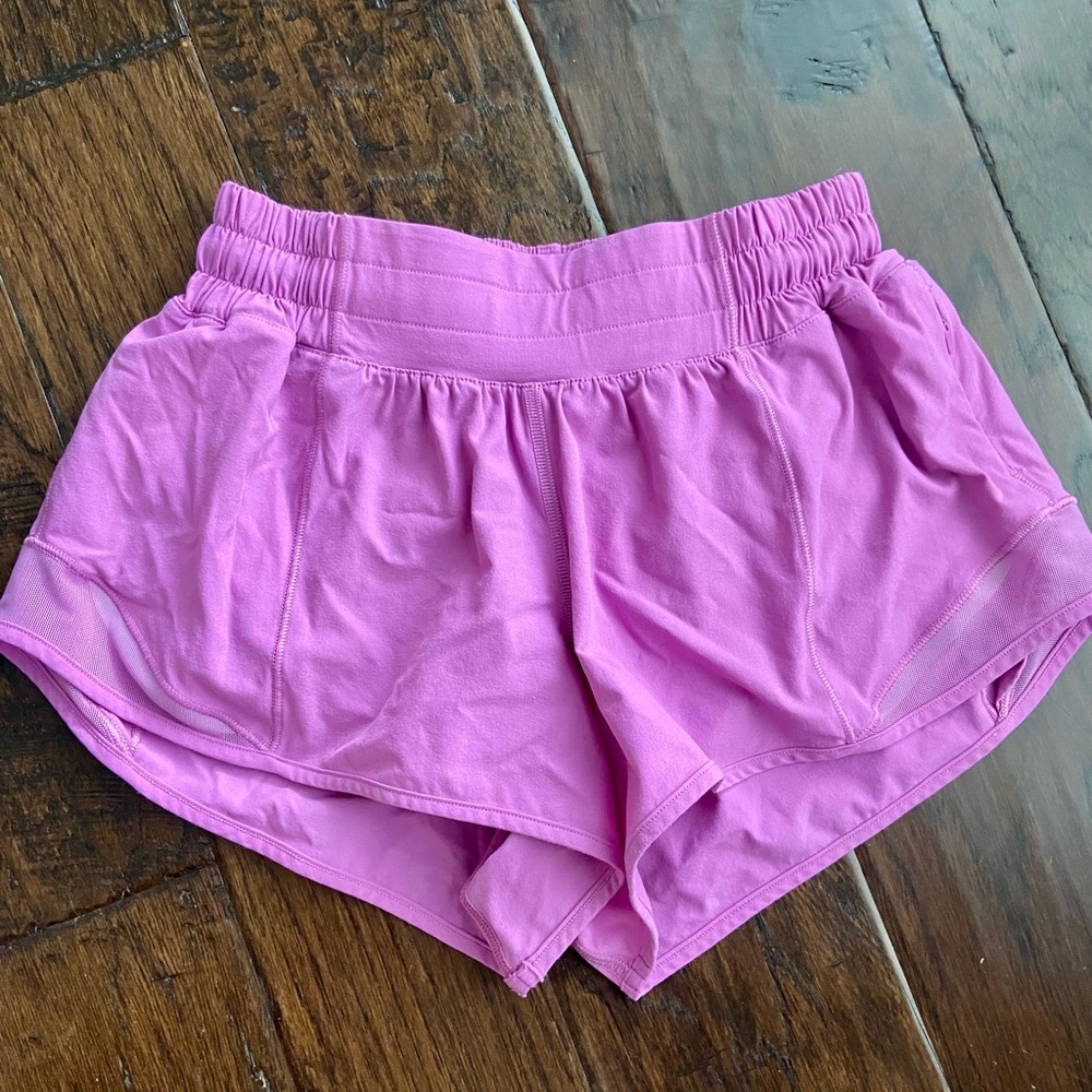 lululemon hotty hot 2.5 inch shorts